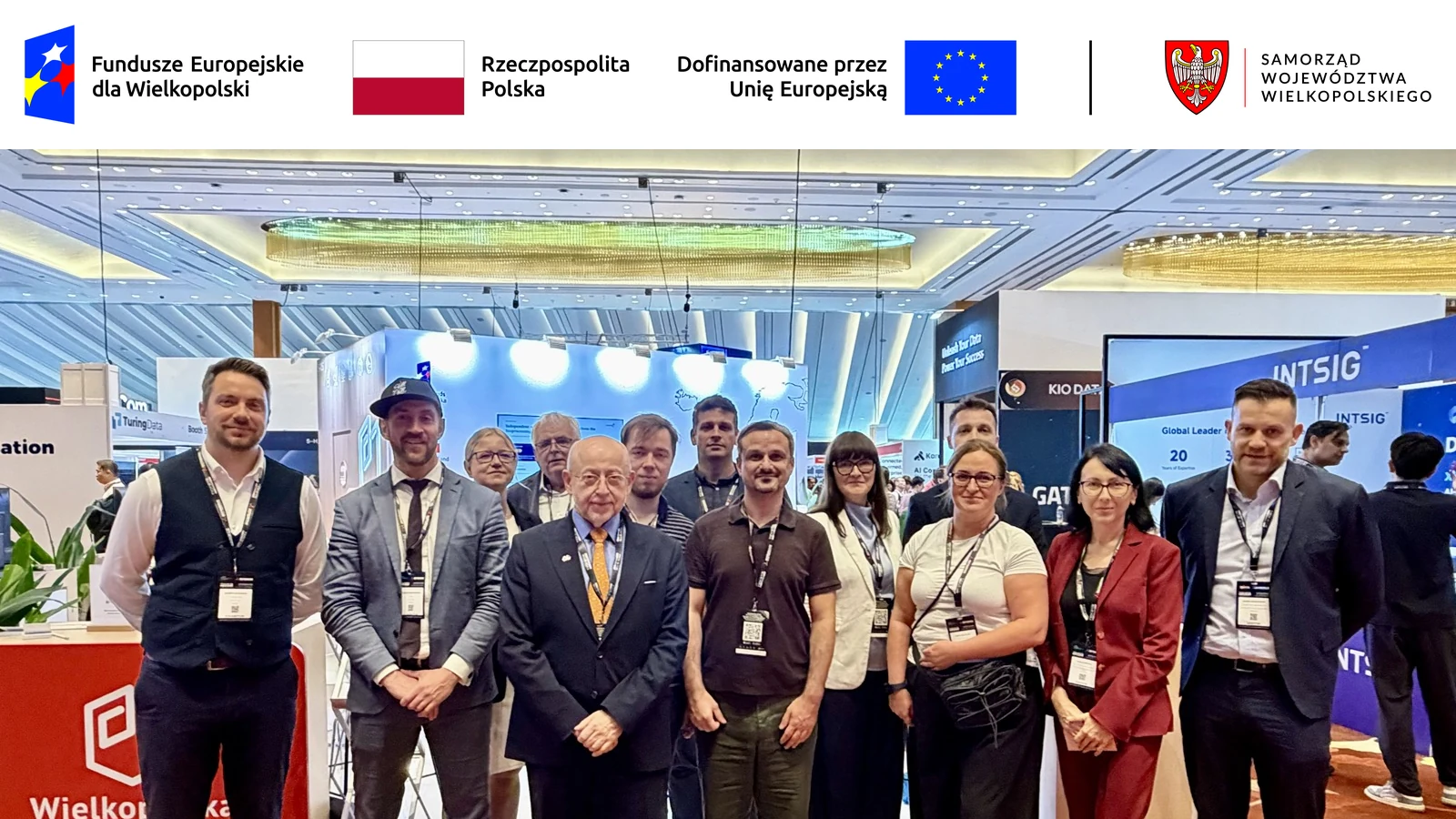 Zespół i uczestnicy Tech Week Singapore 2026 na stoisku Wielkopolski wraz z oznaczeniami Funduszy Europejskich, Rzeczypospolitej Polskiej, Unii Europejskiej i Samorządu Województwa Wielkopolskiego